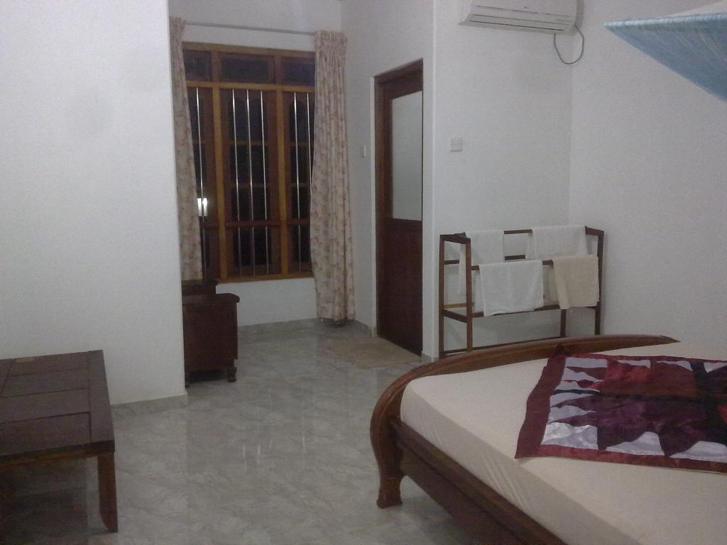 Sea Front Hikkaduwa Hotel Room photo