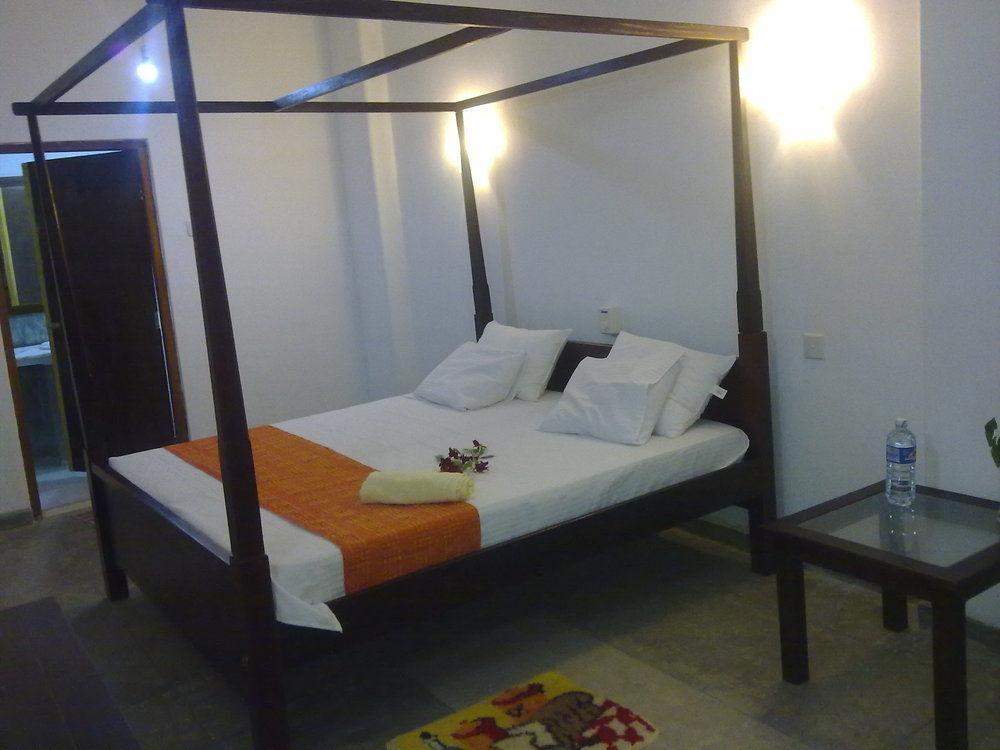 Sea Front Hikkaduwa Hotel Exterior photo