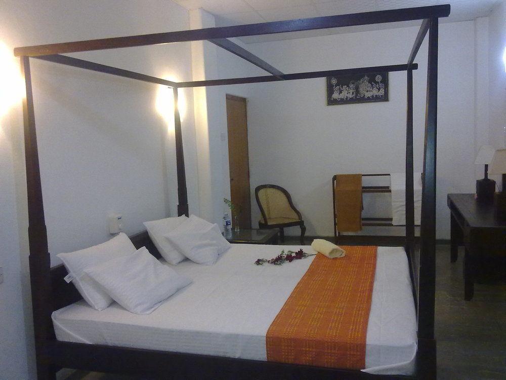Sea Front Hikkaduwa Hotel Exterior photo