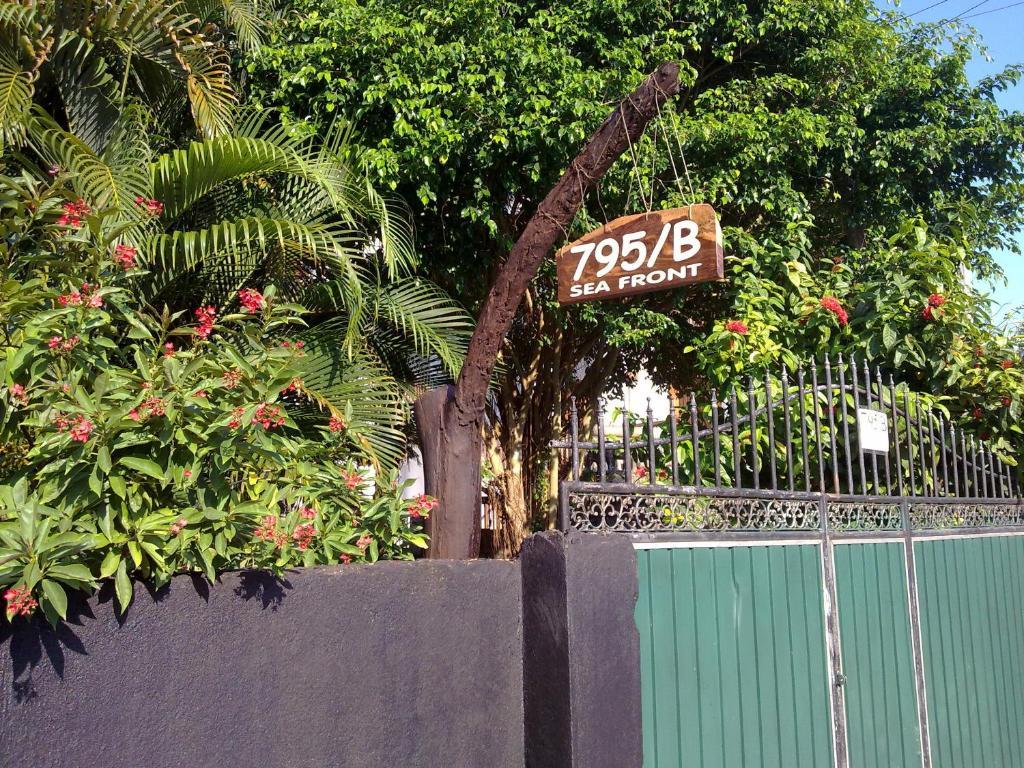 Sea Front Hikkaduwa Hotel Exterior photo