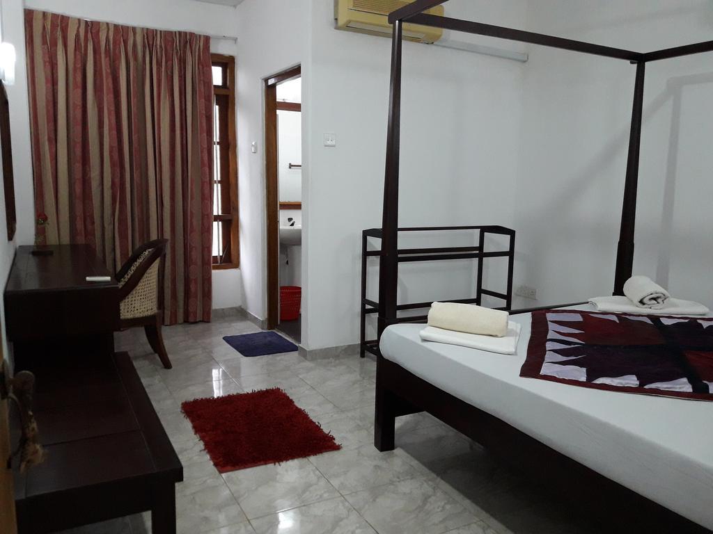 Sea Front Hikkaduwa Hotel Exterior photo