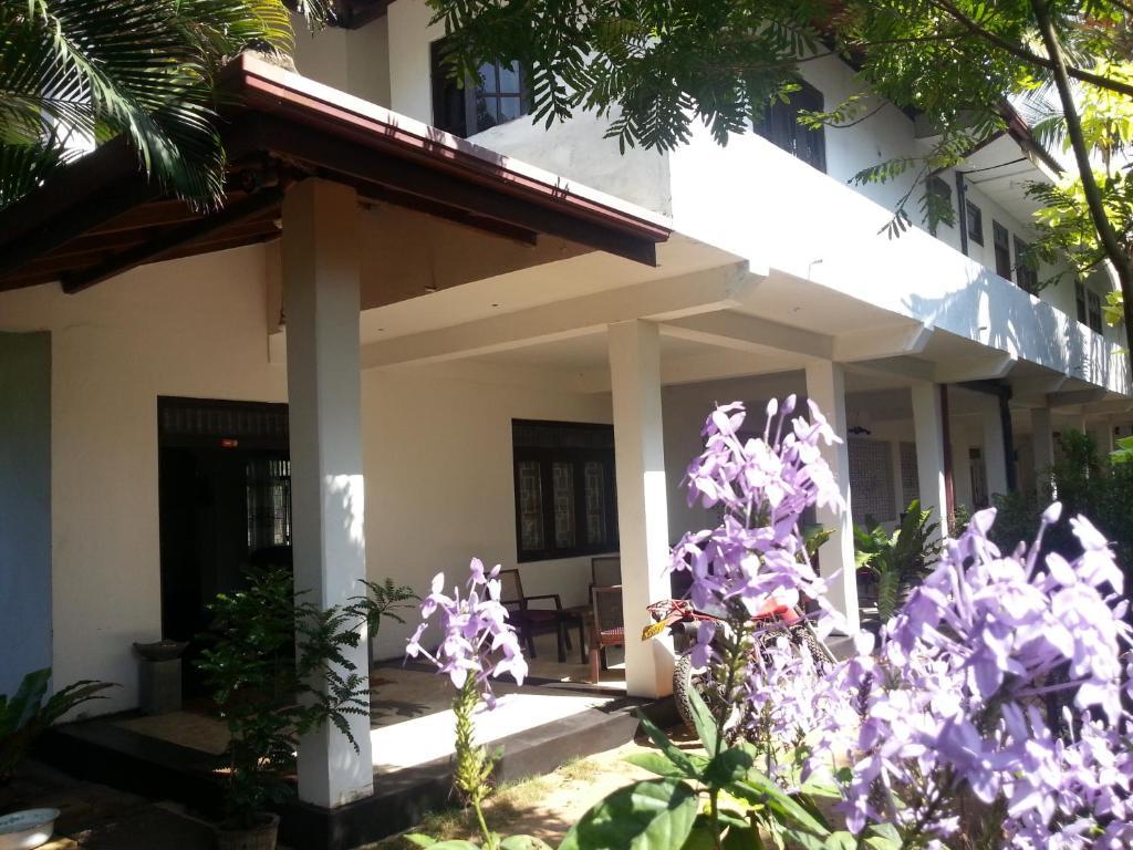 Sea Front Hikkaduwa Hotel Exterior photo