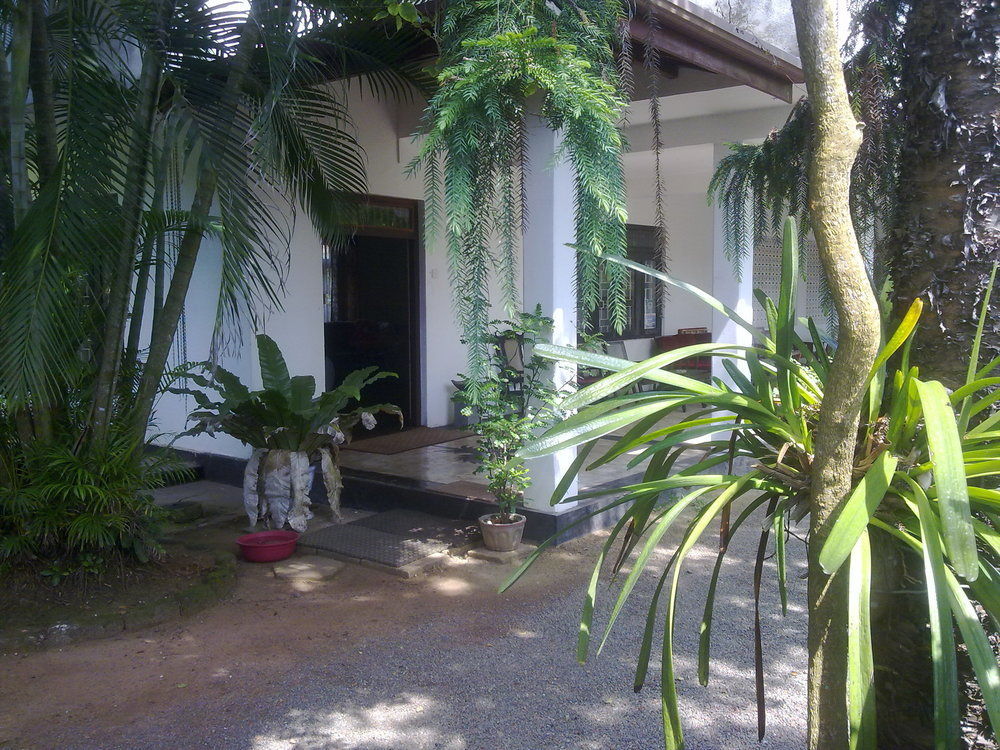 Sea Front Hikkaduwa Hotel Exterior photo
