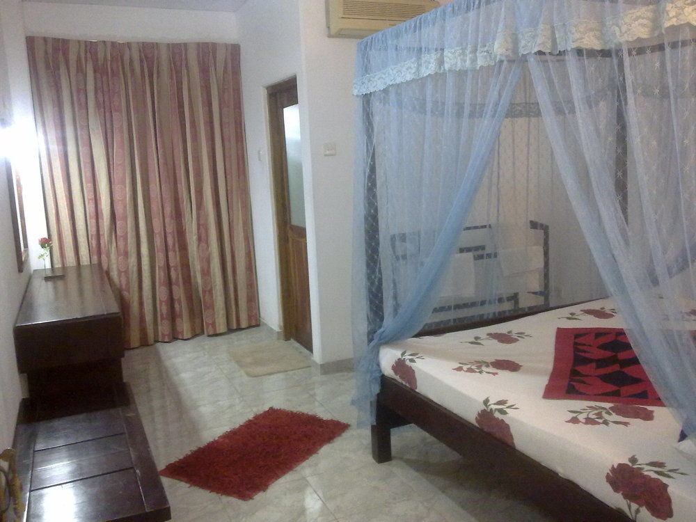 Sea Front Hikkaduwa Hotel Exterior photo