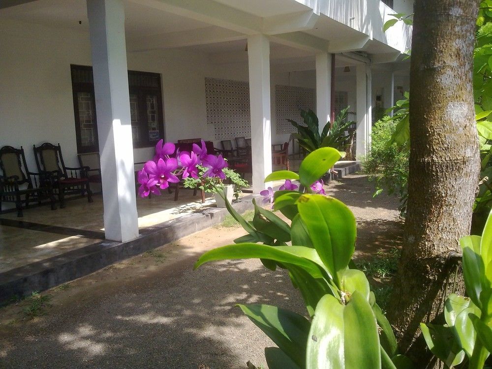 Sea Front Hikkaduwa Hotel Exterior photo