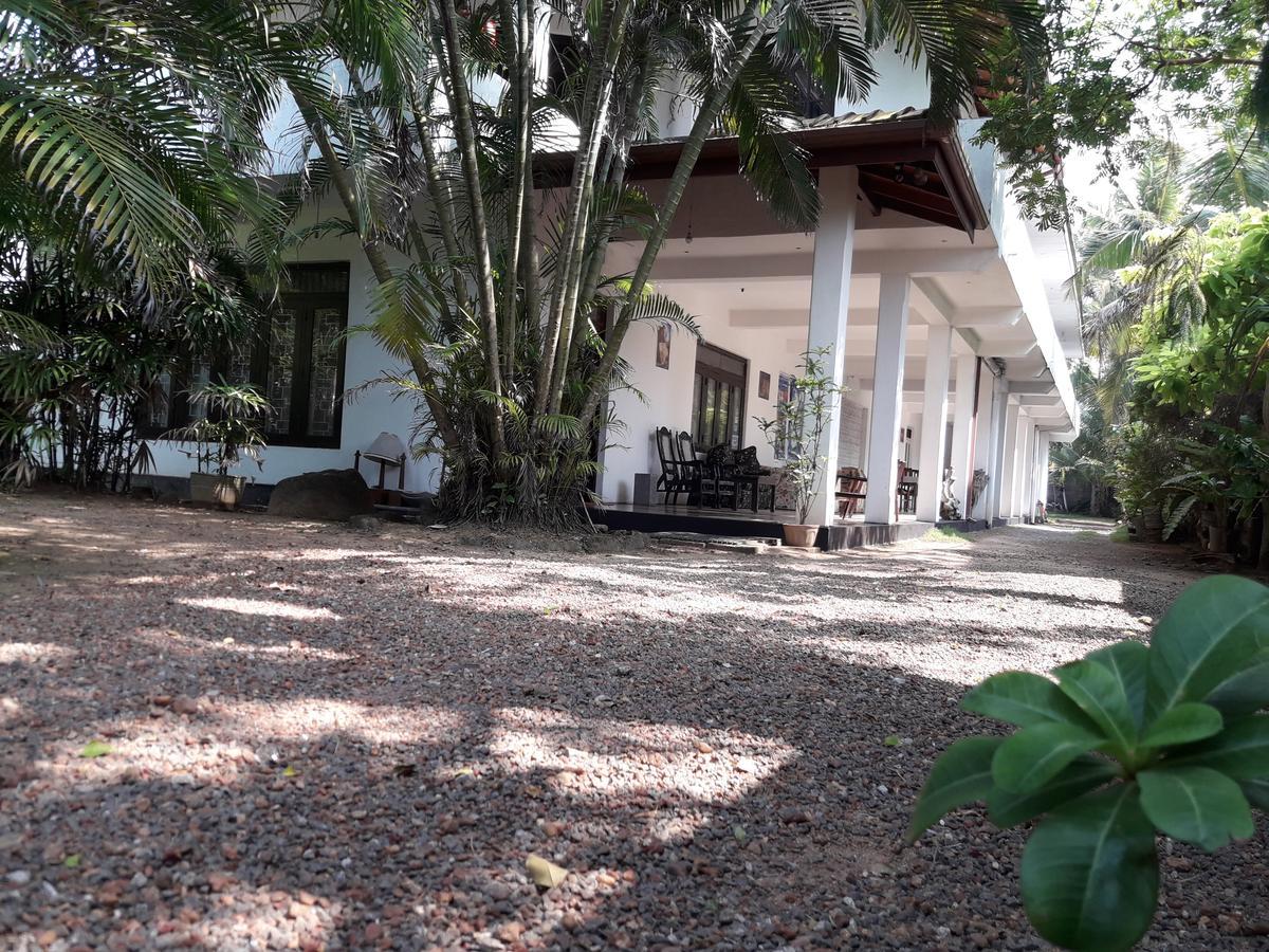 Sea Front Hikkaduwa Hotel Exterior photo