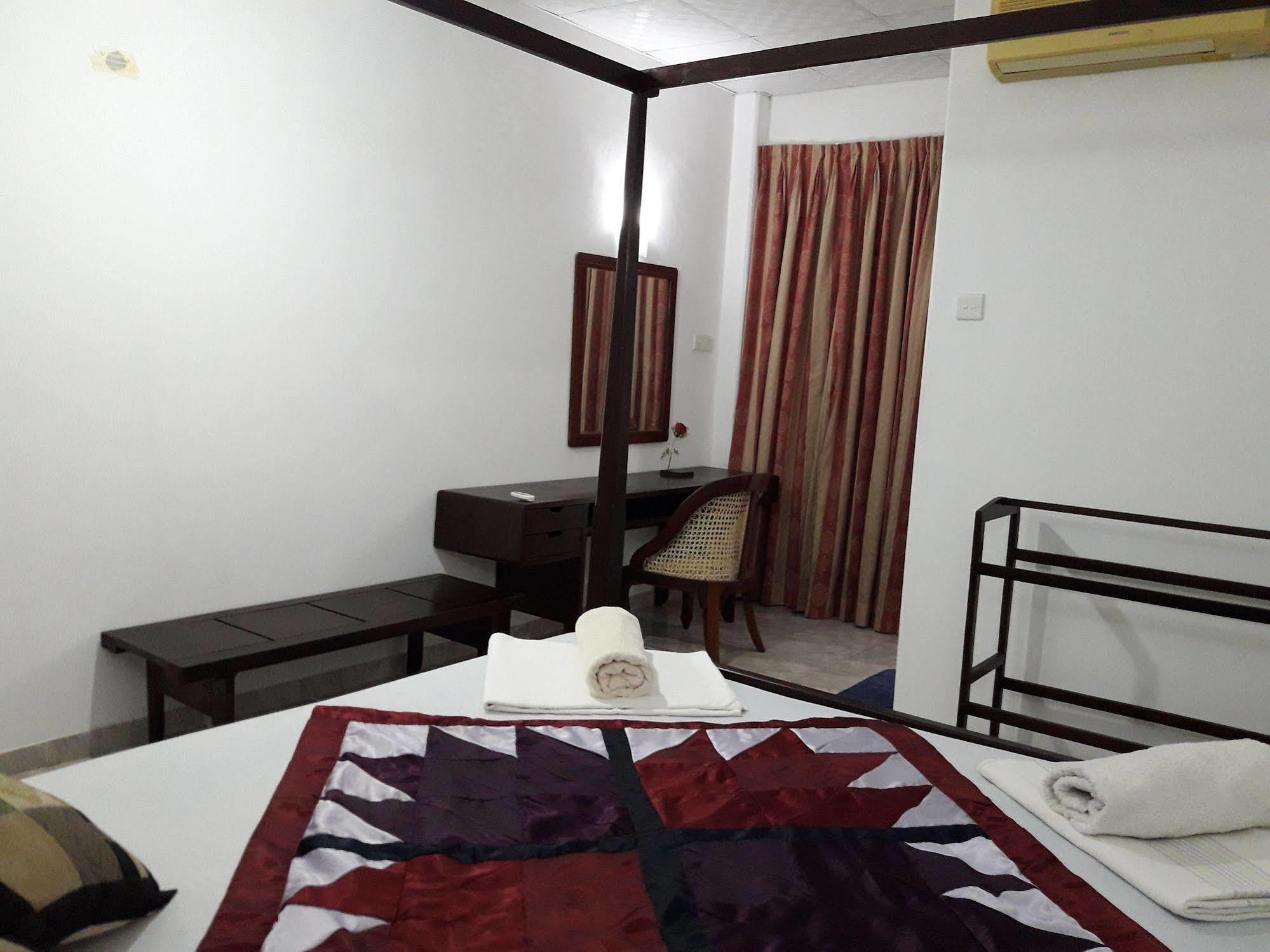 Sea Front Hikkaduwa Hotel Exterior photo