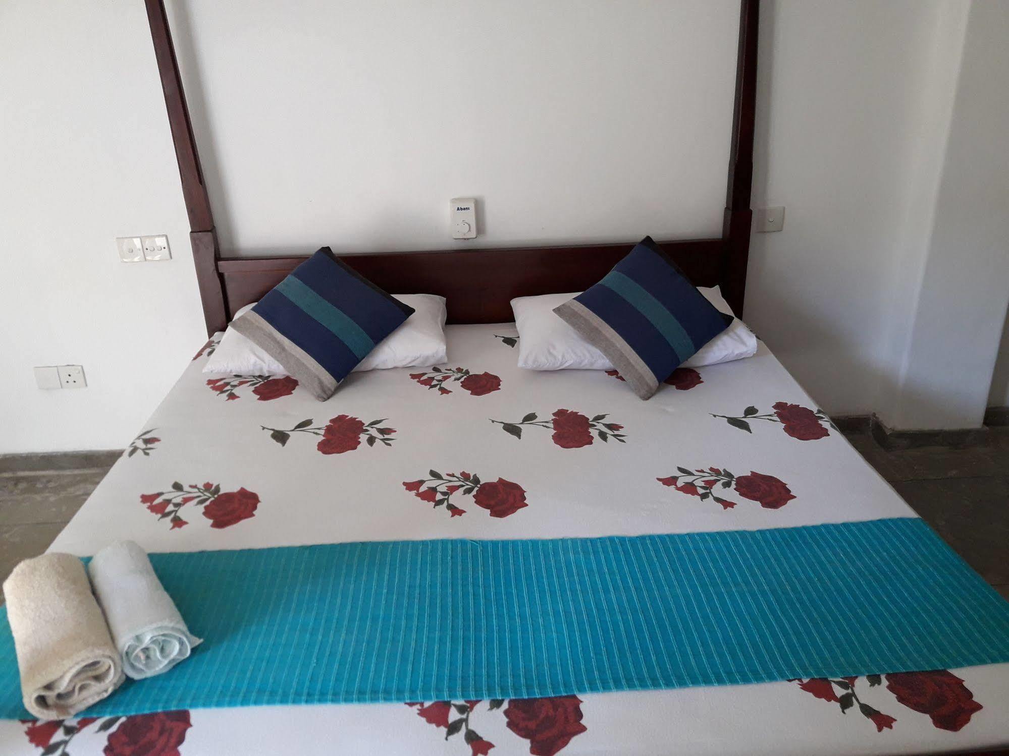 Sea Front Hikkaduwa Hotel Exterior photo
