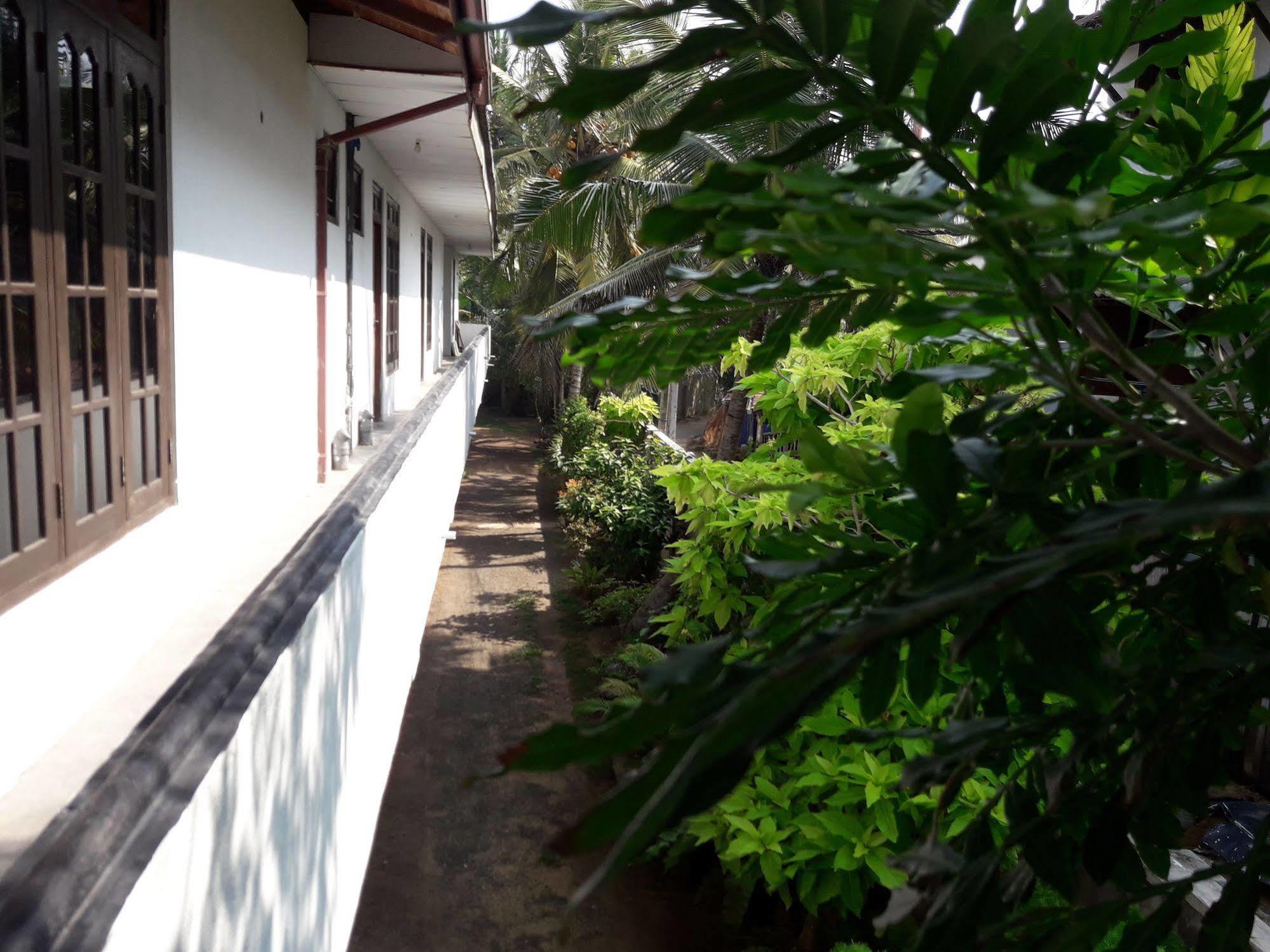 Sea Front Hikkaduwa Hotel Exterior photo