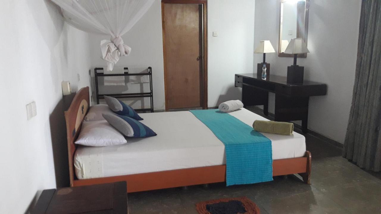 Sea Front Hikkaduwa Hotel Exterior photo